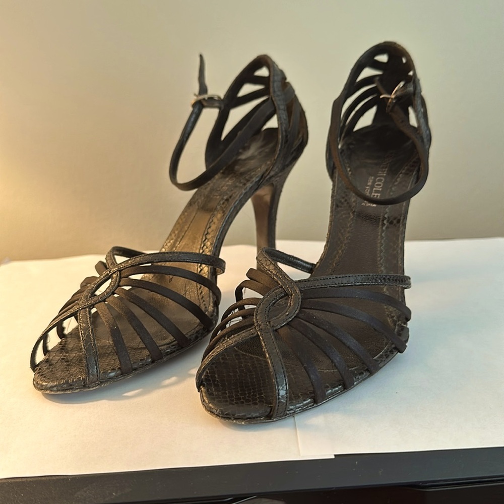 Kenneth Cole. Made in Spain. 3.5 inch heel. Size 7 1/2.